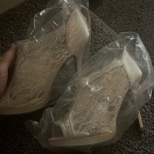 Davids bridal tan high heels size 9